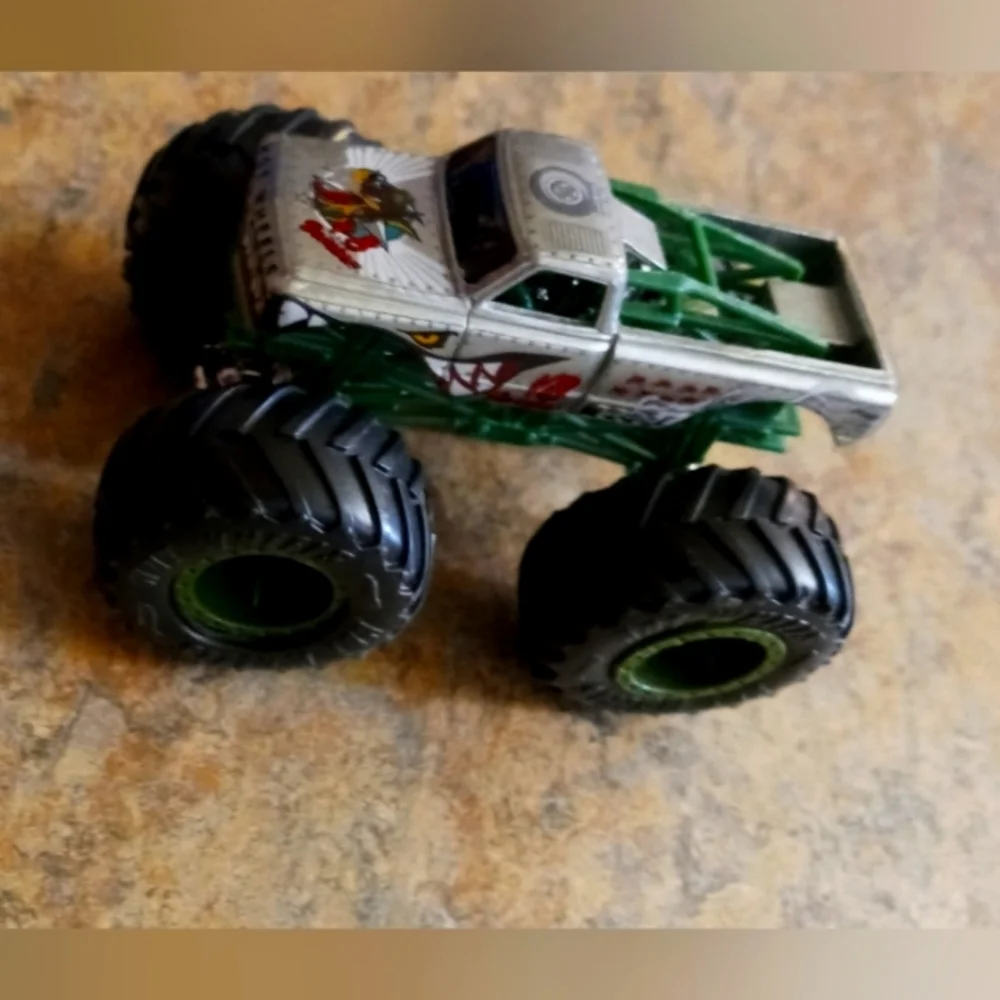 Hotwheel v8 monster truck crusher